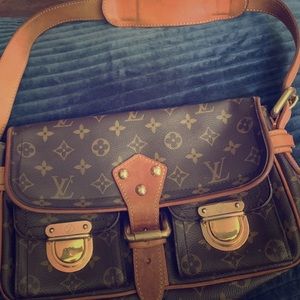 Authentic LV Hudson PM Bag - EUC!!
